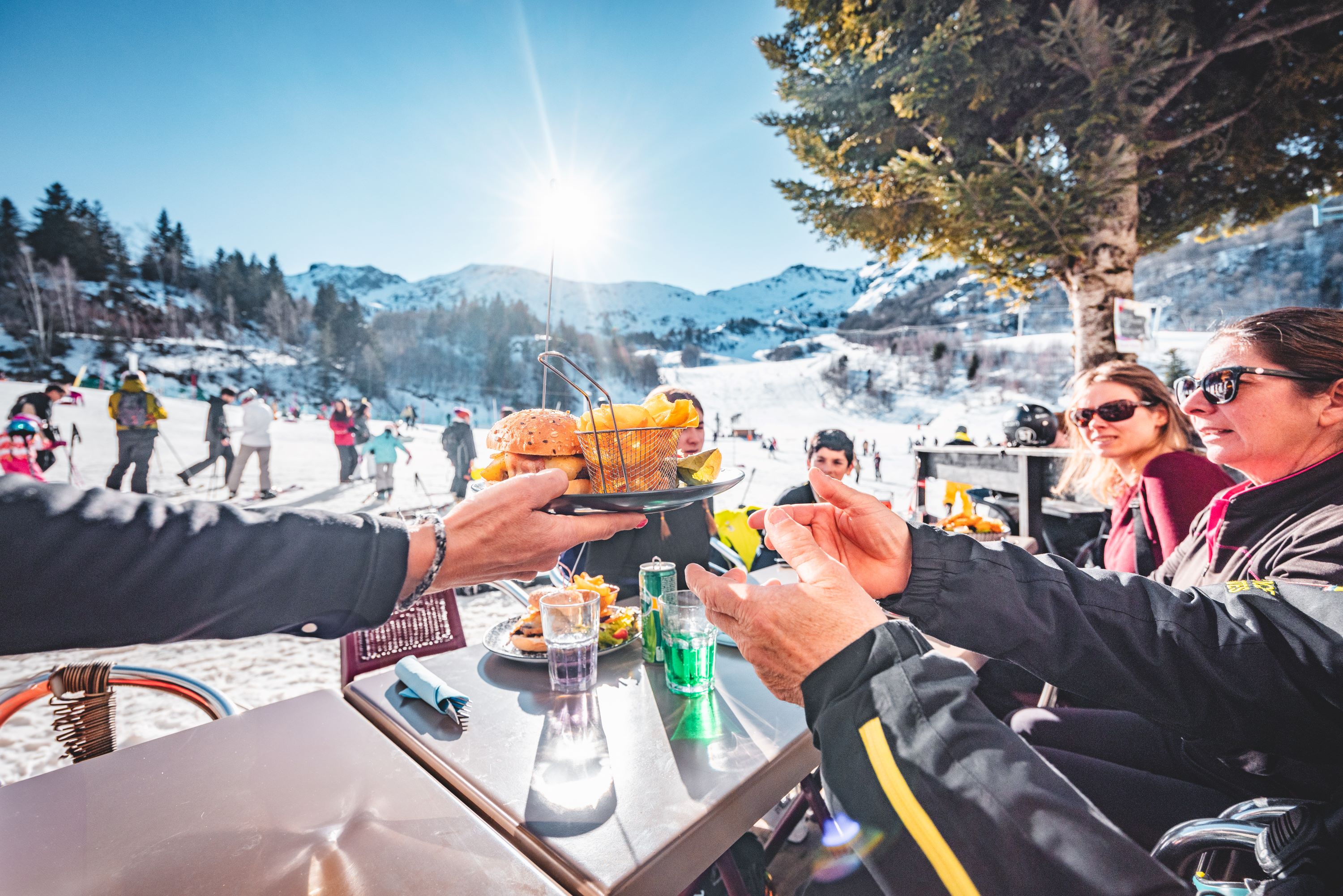 un repas convivial aux Monts d'Olmes